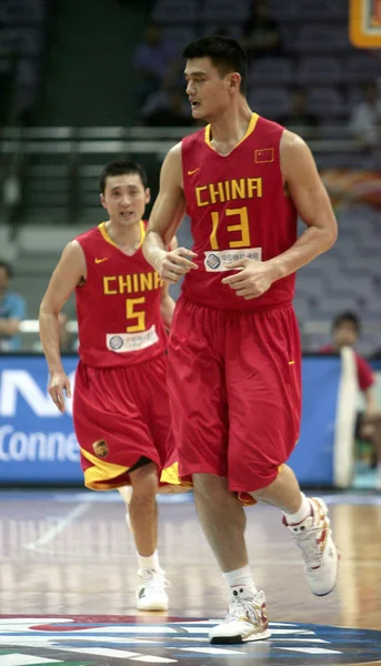 Chinas Yao Ming Front Speaks Teammate Liu Wei Basketball Match — Stock Photo, Image