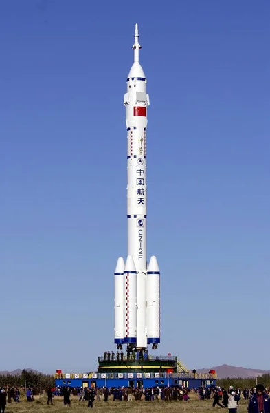 深州Vi有人宇宙船を搭載した長い3月のロケットCz 2Fは 2005年10月7日に甘粛省のJiuquan衛星打ち上げセンターの打ち上げ塔に組み立てとテスト工場の建物から移動されます — ストック写真
