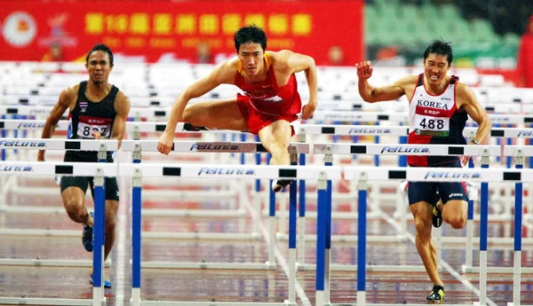 Kinesiska Häcklöpare Liu Xiang Center Och Andra Häcklöpare Tävlar Finalen — Stockfoto