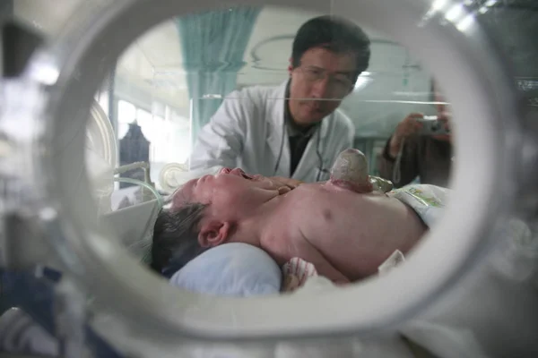 Médico Muestra Corazón Sobresaliente Bebé Recién Nacido Que Sufre Protrusión —  Fotos de Stock