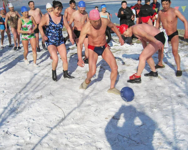 2007年2月8日 在中国东北吉林省吉林市举行的一场大规模雪足球比赛中 当地的中国人在雪中进行足球比赛 — 图库照片