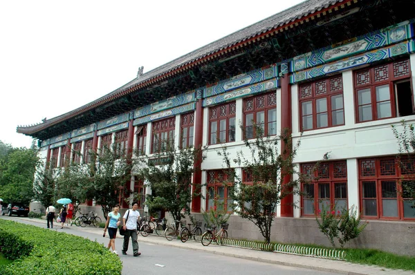 2006년 14일 중국인들이 베이징 북경대학교 외국어학교 건물을 지나걷고 — 스톡 사진