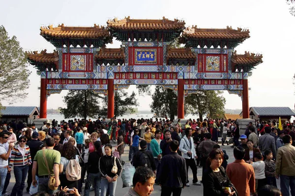 Les Touristes Visitent Arche Yunhuiyuyu Dans Palais Été Pékin Avril — Photo