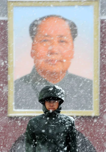 Китайский Военизированный Полицейский Стоит Страже Перед Портретом Мао Цзэдуна Трибуне — стоковое фото
