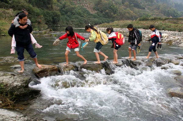 Professeur Chinois Desheng Ses Élèves Traversent Ruisseau Pour Leur École — Photo