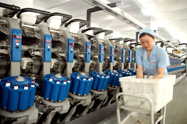 File Operária Fabril Chinesa Recolhe Fusos Fios Uma Fábrica Têxtil — Fotografia de Stock