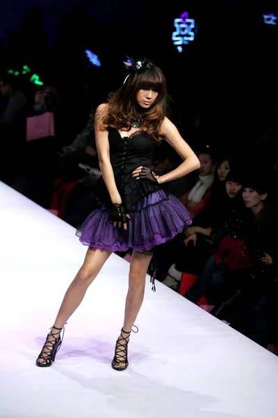 Modelo Chino Desfila Beijing Girl Fashion Show Durante Semana Moda — Foto de Stock