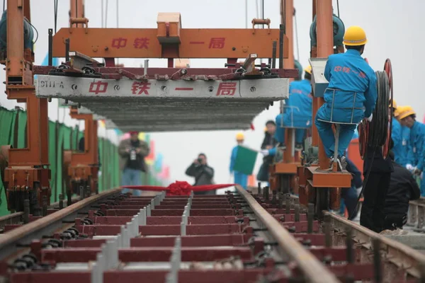 Kinesiska Arbetare Bana Räls Järnvägen Transit Linje Som Förbinder Peking — Stockfoto