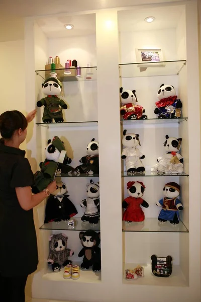 Китайская Продавщица Помещает Кукол Панды Магазине Panda Town Пекине Китай — стоковое фото