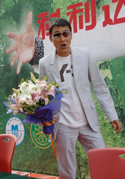 香港演员梁朝伟于2007年4月22日在中国陕西省西北部西安举行的环保活动中做出手势 — 图库照片
