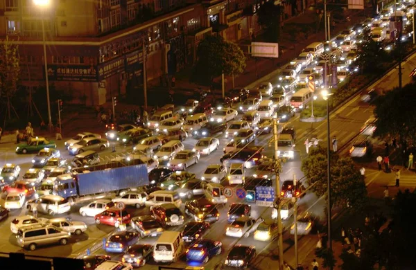 Lokale Autofahrer Steuern Von Ihren Häusern Auf Freie Flächen Nachdem — Stockfoto