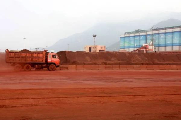 ファイル トラックは 2009年9月5日 中国東部江蘇省梁雲江市の梁雲江港で輸出されるレアアースを輸送します — ストック写真