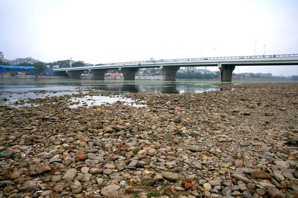 2009년 11월 자치구 구이린 시에서 가뭄을 견학하던 리강의 — 스톡 사진