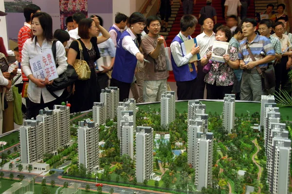 Les Visiteurs Chinois Regardent Des Immeubles Résidentiels Modèles Projet Immobilier — Photo