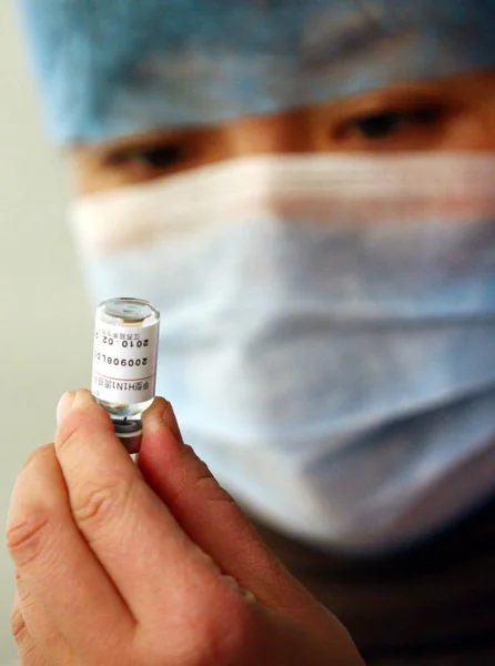 Chiński Pracownik Medyczny Przygotowuje Zastrzyk Szczepionki Przeciw Grypie H1N1 Dla — Zdjęcie stockowe