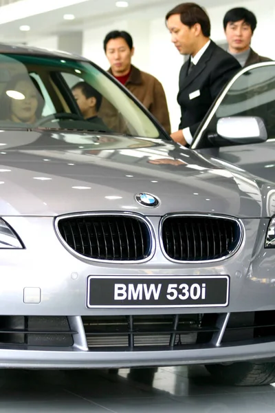 Chinese Car Buyers Try Out Bmw 530I Nanjing Display Room — Stock Photo, Image