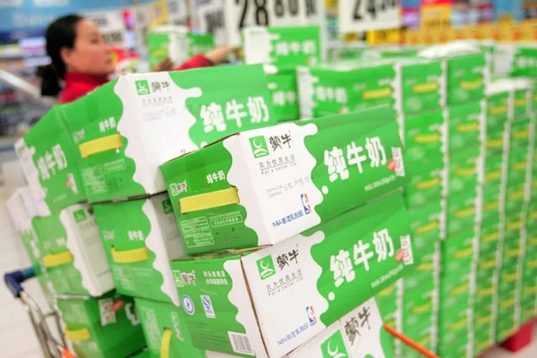 Kínai Munkavállaló Szervez Dobozok Mengniu Tej Egy Szupermarket Shanghai Kína — Stock Fotó