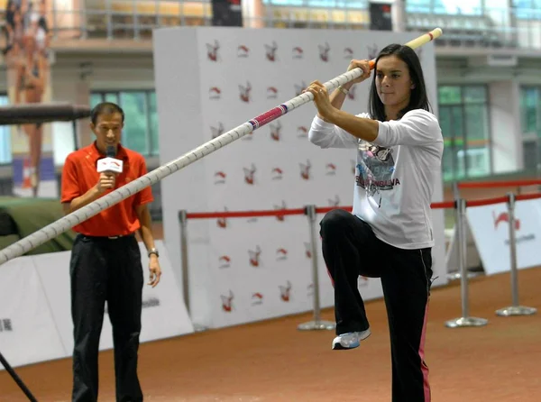 Russian Pole Vault World Record Holder Yelena Isinbayeva Shows Pole — Stock Photo, Image