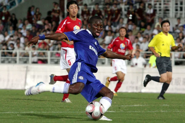 Chelseas ライトフィリップス フロント ボールをパス サッカーでマカオ 2008 日の中国成都翼サッカー クラブに対してフレンドリーな — ストック写真