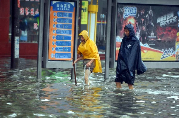 2007年7月14日 中国中部湖北省香凡市 当地居民走过被洪水淹没的街道 — 图库照片