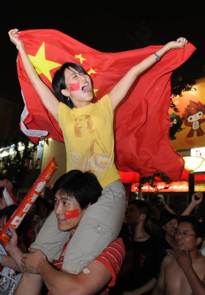 Una Niña China Ondea Bandera Nacional Calle Wangfujing Centro Beijing —  Fotos de Stock