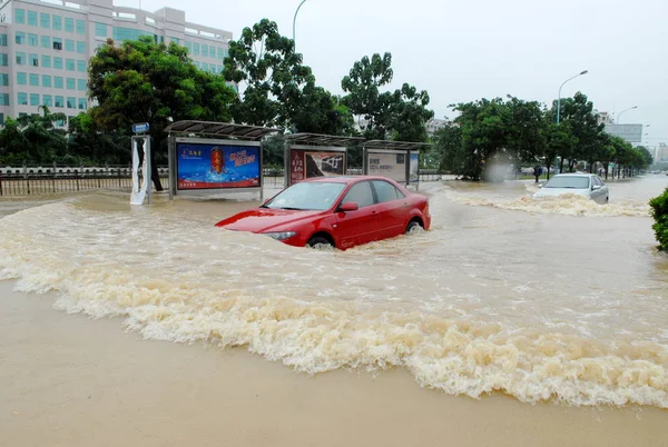 2009年8月9日星期日 中国东南福建省福州市 在台风 莫拉科特 造成暴雨后 汽车驶过被洪水淹没的街道 — 图库照片