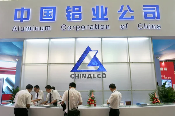 上海での展示会では シャルコとして知られる中国のアルミニウム株式会社の親会社 Chinalco として知られている中国アルミニウム株式会社 China のスタンドで中国人スタッフと訪問者が見られます 2009 月1日 — ストック写真