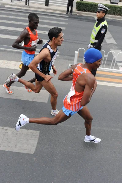 Kenyas Mugo Samuel Outros Dois Corredores São Vistos Durante Competição — Fotografia de Stock