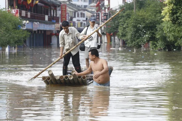 Čínský Muž Vytrhne Bambusový Vor Záplavách Způsobených Těžkým Deštěm Yangshuo — Stock fotografie