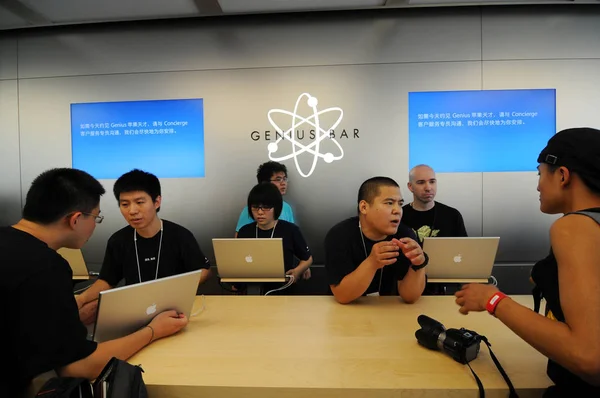 Des Employés Chinois Apple Répondent Aux Questions Des Visiteurs Premier — Photo