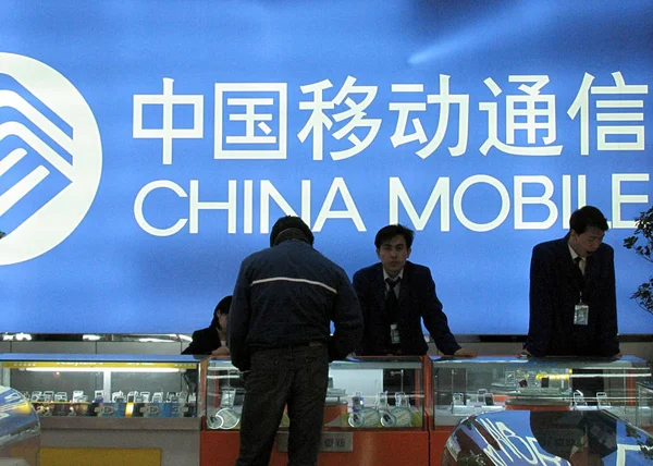 Chinesischer Verkäufer Verkauft Mobiltelefone Einer Business Hall Von China Mobile — Stockfoto