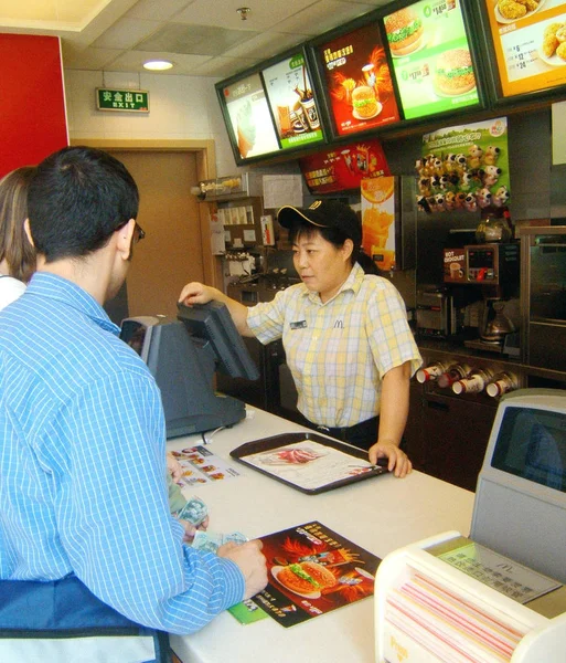 Mcdonalds Staff Takes Customers Orders Outlet Yichang Central Chinas Hubei — Stock Photo, Image