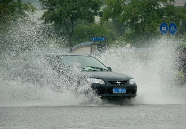Huangshan Şiddetli Yağmurda Sular Altında Sokaklarda Bir Araba Sürücüler Doğu — Stok fotoğraf