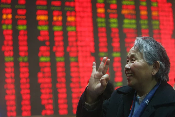 Китайські Акціонери Дивитися Великий Екран Зазначенням Ціни Акцій Червоний Зеленого — стокове фото
