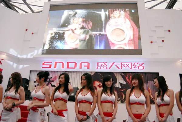 File Showgirls Chinois Tiennent Sur Stand Shanda Interactive Entertainment Limited — Photo
