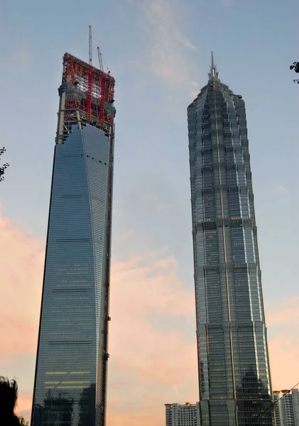 Widok Shanghai World Financial Center Lewo Budowie Pobliżu Wieży Jinmao — Zdjęcie stockowe