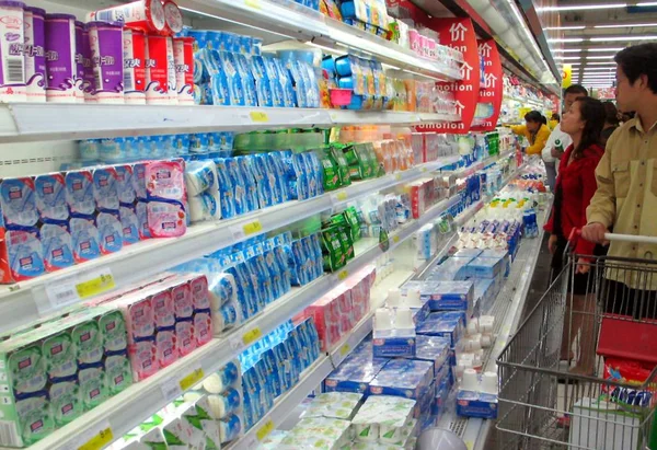 Китайські Покупці Магазинах Молока Йогурту Інших Молочних Продуктів Супермаркеті Шанхаї — стокове фото
