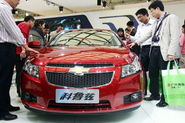 2009年4月23日 在中国上海举行的第十三届上海国际汽车工业展览会上 中国游客观看了一辆通用汽车 通用汽车 的雪佛兰克鲁兹 — 图库照片