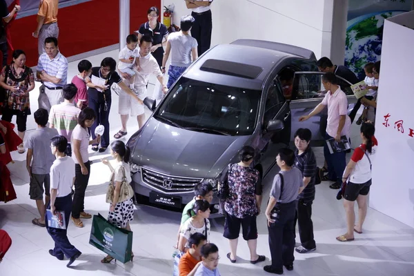 Návštěvníci Podívejte Honda Spirior Displeji Během Automatické Show Městě Foshan — Stock fotografie