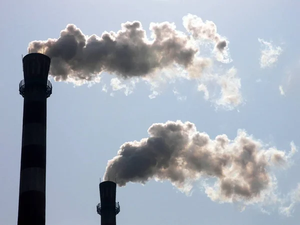 2008年2月16日 中国浙江省東部寧波市の火力発電所の煙突から煙が出ているのが見られる — ストック写真