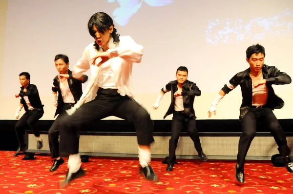 Ballerini Cinesi Che Imitano Michael Jackson Esibiscono Durante Una Cerimonia — Foto Stock