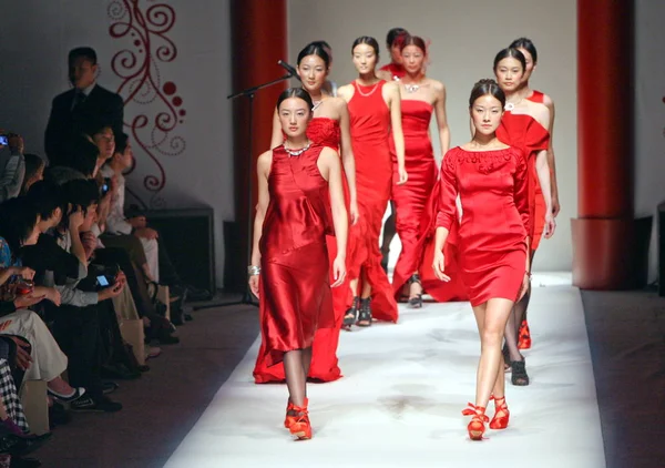 Models Parade Display Wedding Gowns Designed Jenny Vie Fashion Show — Stock Photo, Image