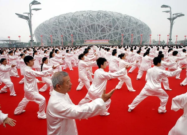 000 Kinesiska Folket Utföra Shadowboxing Framför National Stadium Känd Som — Stockfoto