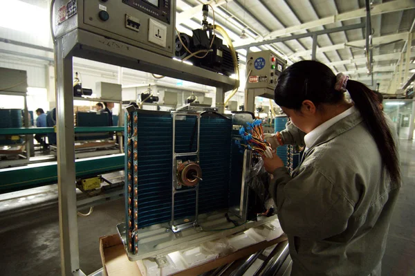 Ein Chinesischer Fabrikarbeiter Montiert Klimaanlagen Der Produktionslinie Einem Werk Von — Stockfoto