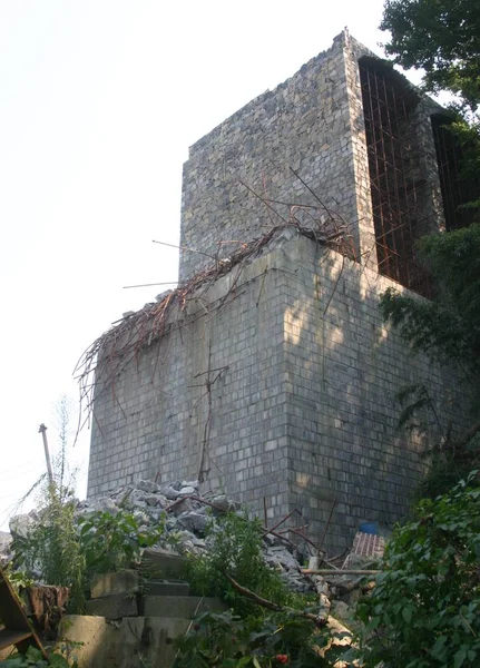 2007年8月14日中国中部湖南省凤黄县一座坍塌桥梁残骸的视图 — 图库照片