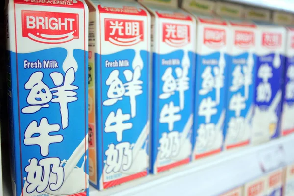 Botellas Leche Fresca Bright Dairy Ven Venta Supermercado Shanghai China — Foto de Stock