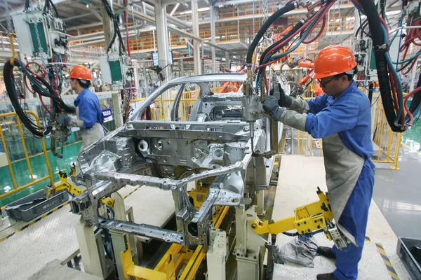 Trabalhadores Chineses Montam Carros Uma Fábrica Geely Auto Ningbo Leste — Fotografia de Stock