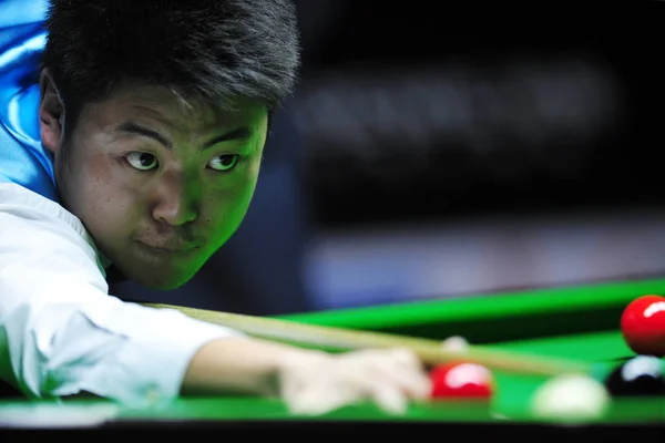 Chinas Liang Wenbo Játszik Egy Lövés Krisztián Ali Carter Anglia — Stock Fotó