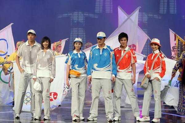 2008年1月20日 北京で開催された北京オリンピックのユニフォームを発表する公式イベントで オリンピックボランティア スタッフ 審査員 グレー が着用するユニフォームを展示します — ストック写真
