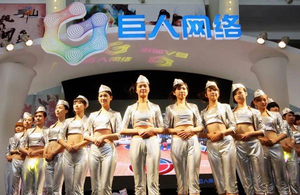 Showgirls Chinos Posan Stand Giant Interactive Durante Una Exposición Beijing —  Fotos de Stock